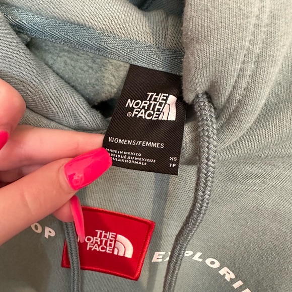 Hey everyone! I’m selling a NorthFace hoodie. I’ve worn it about two times! - Picture 3 of 3